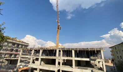 Kule vinç operatörü siparişi vinç yardımıyla alıyor