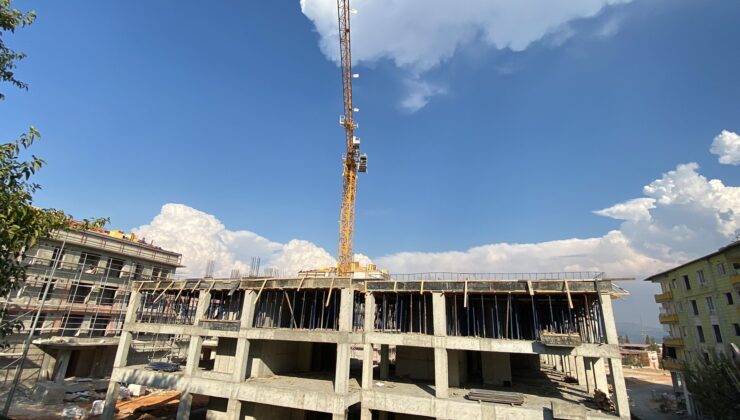 Kule vinç operatörü siparişi vinç yardımıyla alıyor