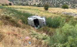 Hakkari’de ticari araç takla attı: 2’si çocuk 4 yaralı