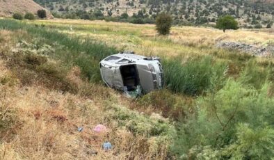 Hakkari’de ticari araç takla attı: 2’si çocuk 4 yaralı