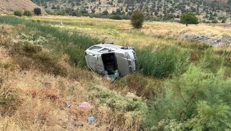 Hakkari’de ticari araç takla attı: 2’si çocuk 4 yaralı