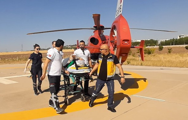 Kafasına demir düştü ambulans helikopterle hastaneye sevk edildi