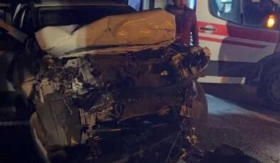 Muş’ta trafik kazası: Şeker pancarı yüklü traktöre çarpan araçta 5 yaralı