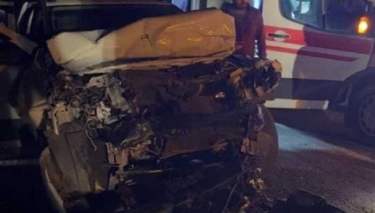 Muş’ta trafik kazası: Şeker pancarı yüklü traktöre çarpan araçta 5 yaralı