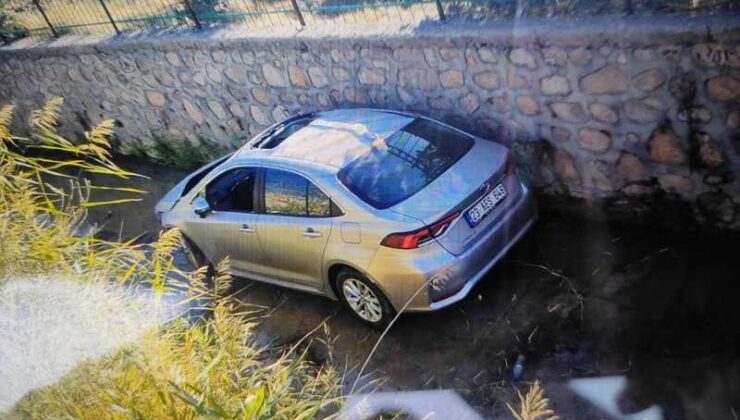 Bariyerlere çarpan otomobil su kanalına düştü: 3 yaralı