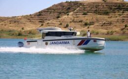 Adıyaman’da tekneleri alabora olan 2 kişiyi jandarma kurtardı