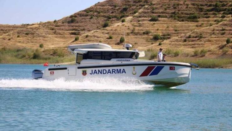 Adıyaman’da tekneleri alabora olan 2 kişiyi jandarma kurtardı