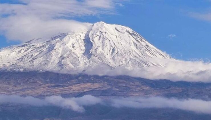 Ağrı Dağı eylül ayında kar yağışıyla beyaza büründü