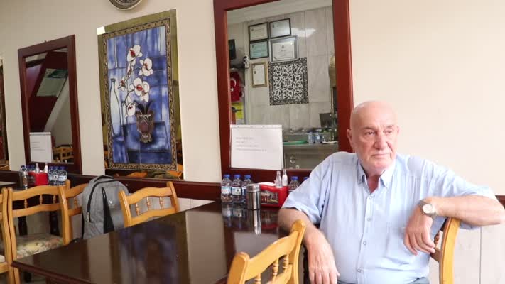 Ahi seçilen İlhan usta, dededen miras ocağında 64 yıldır köfte pişiriyor