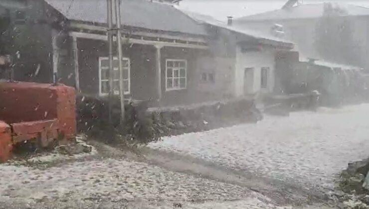 Ardahan’da dolu yağışı köyü beyaza bürüdü