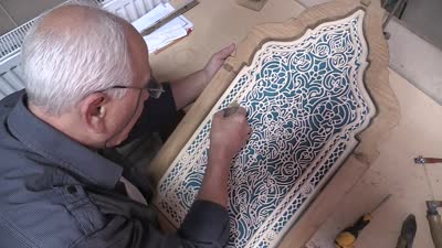 Emekli öğretim görevlisi atık ahşapları sanat eserine dönüştürüyor
