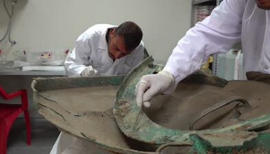 Ayanis Kalesi’nde Urartulara ait bronz kalkan ve miğferler gün yüzüne çıkarıldı
