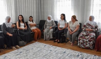 Bağlar Belediyesi Eş Başkanı Ayaz Barış Annelerini ziyaret etti