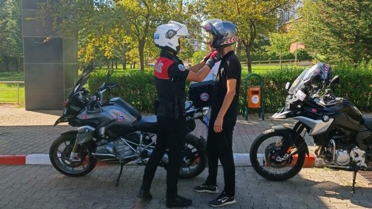 KPSS sınav yerini karıştıran veya geç kalan öğrencileri, polisler sınava yetiştirdi
