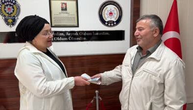 Baba ve oğlunun yolda bulduğu emekli maaşı sahibine ulaştırıldı