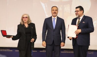 Bakan Fidan’dan Büyükelçi Tufan’a üstün hizmet madalyası