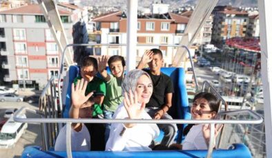 Bakan Göktaş, depremzede çocuklarla lunaparka gitti