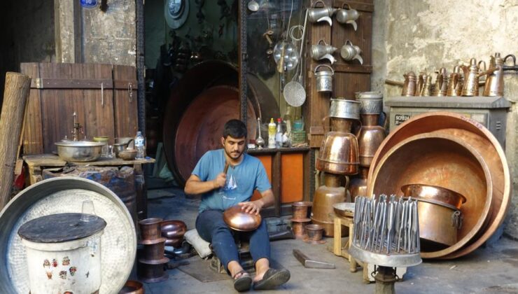 Bakırcılar Çarşısı’nda 500 yıllık çekiç sesleri susmuyor