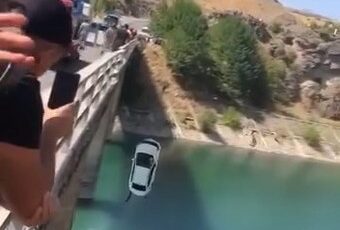 Baraj gölüne uçan araç, vinç yardımı ile çıkartıldı