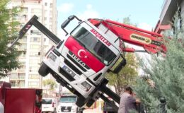 Binanın çatısına yük taşıyan vinç yan yattı