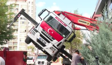 Binanın çatısına yük taşıyan vinç yan yattı