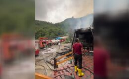Büyük bölümü ahşap olan bir restoran küle döndü