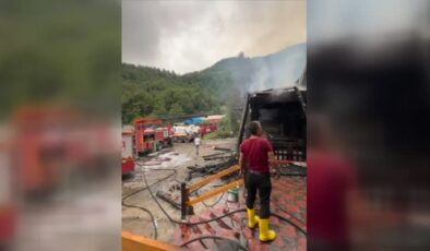 Büyük bölümü ahşap olan bir restoran küle döndü