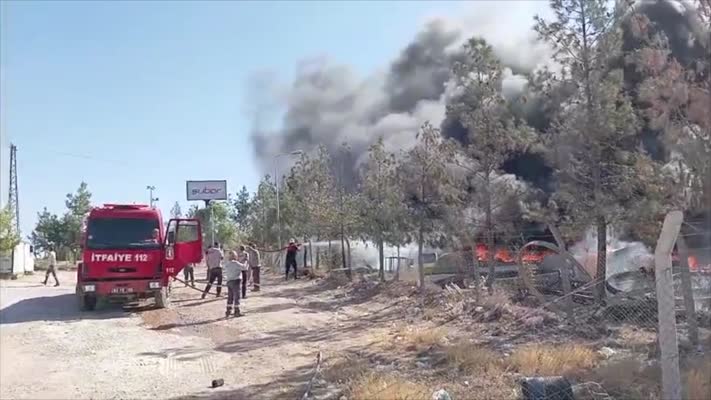 Şanlıurfa’da fabrika yangını: 3 işçi dumandan etkilendi