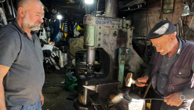 Diyarbakır’da yarım asrı devirmiş demirci kardeşler, çırak bulmakta zorlanıyor