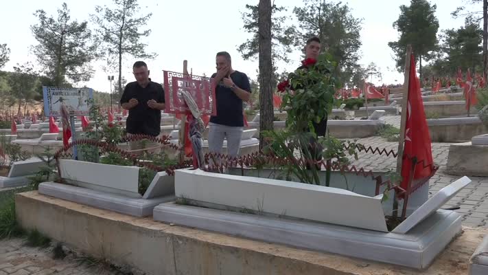 Depremde kaybettikleri futbolcuları ilk maçta unutmadılar