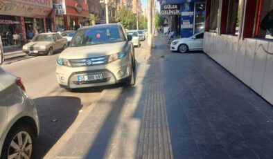 Diyarbakır Bağlar’da kaldırımlara park eden araçlar tepki çekiyor