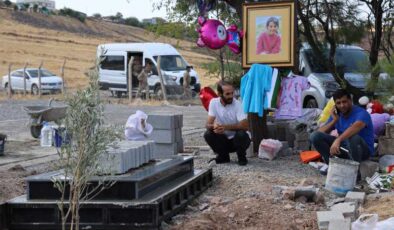 Diyarbakır’da 8 yaşındaki Narin’in mezarı yapıldı, ziyaretler sürüyor
