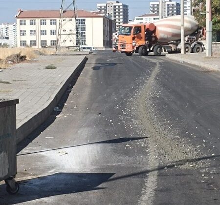 Diyarbakır’da beton yığınları sürücüleri çileden çıkardı