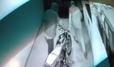 Elazığ’da binadan motosiklet çalındı, hırsızlık kamerada