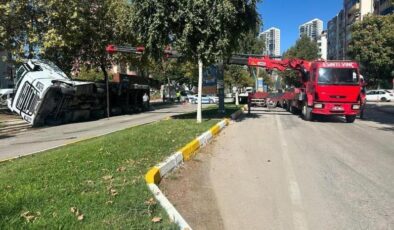 Elazığ’da tır devrildi: 2 yaralı