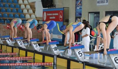 Elazığlı sporcular paletli yüzme yarışlarında kıyasıya mücadele etti