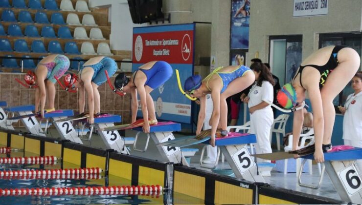 Elazığlı sporcular paletli yüzme yarışlarında kıyasıya mücadele etti