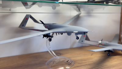 Emekli astsubay, havacılık tutkusunu model uçak atölyesinde sürdürüyor