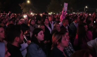 Emir Can İğrek, coşkulu bir konser verdi