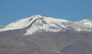 Erzincan’a mevsimin ilk karı düştü: Dağ zirveleri beyaza büründü