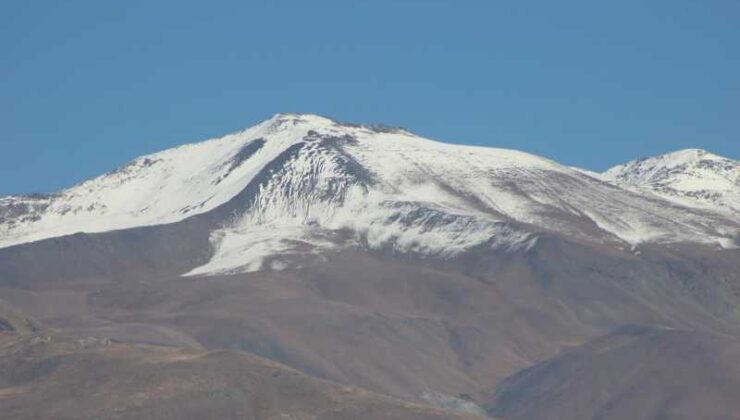 Erzincan’a mevsimin ilk karı düştü: Dağ zirveleri beyaza büründü