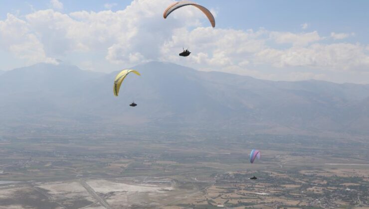 Erzincan’da Yamaç Paraşütü Şampiyonası başladı