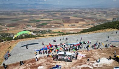 Gaziantep’te Yamaç Paraşütü Festivali depremzede çocuklara moral oldu