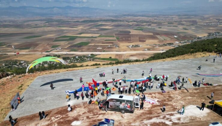 Gaziantep’te Yamaç Paraşütü Festivali depremzede çocuklara moral oldu