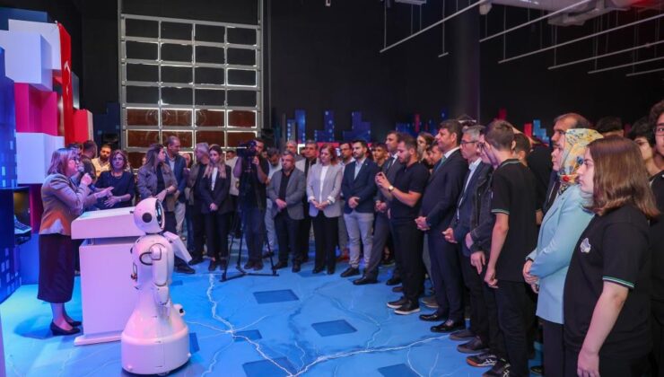Gaziantep’te Yapay Zeka ve Dijital Yaşam sergisine robot Ada damga vurdu