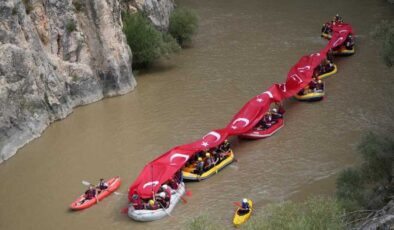 Gaziler Karasu Nehri’nde 50 metre Türk bayrağı açtı