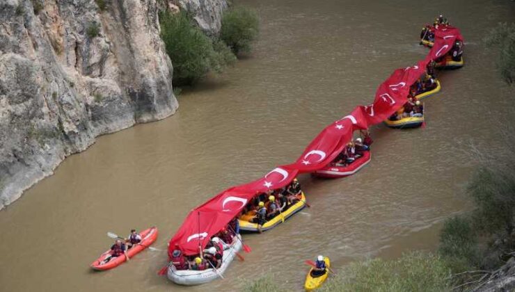 Gaziler Karasu Nehri’nde 50 metre Türk bayrağı açtı