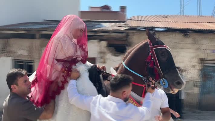 Gelenek yaşatılıyor, gelin ata bindirilerek damadın evine getirildi