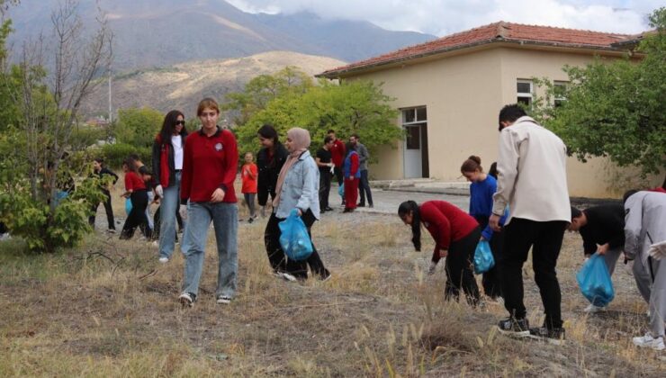 Gençler çevre temizliği için Üzümlü’de buluştu