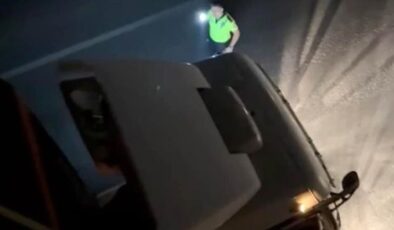 Habur’da kuyrukta beklemek istemeyen tır sürücüsü trafik polisine takıldı